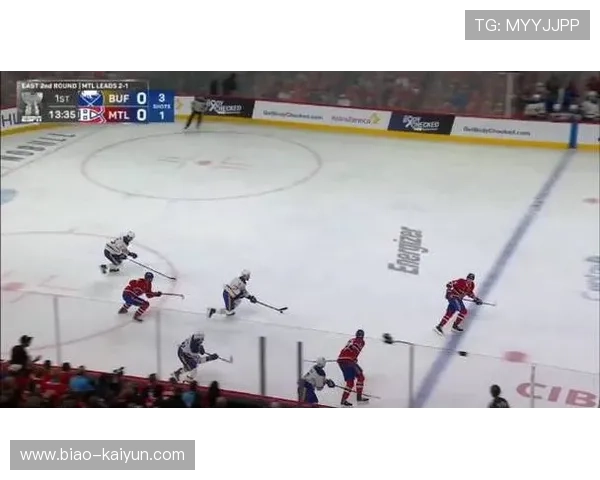 冰球比赛激烈身体对抗上演，冰球比赛nhl